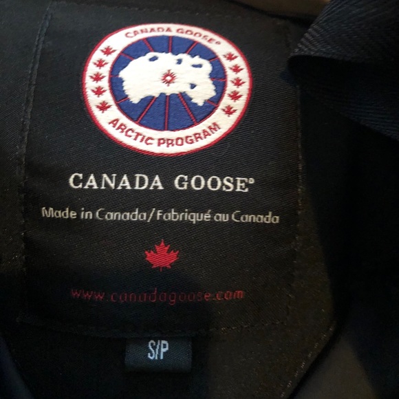 Women’s small Canada goose jacket - Picture 3 of 4